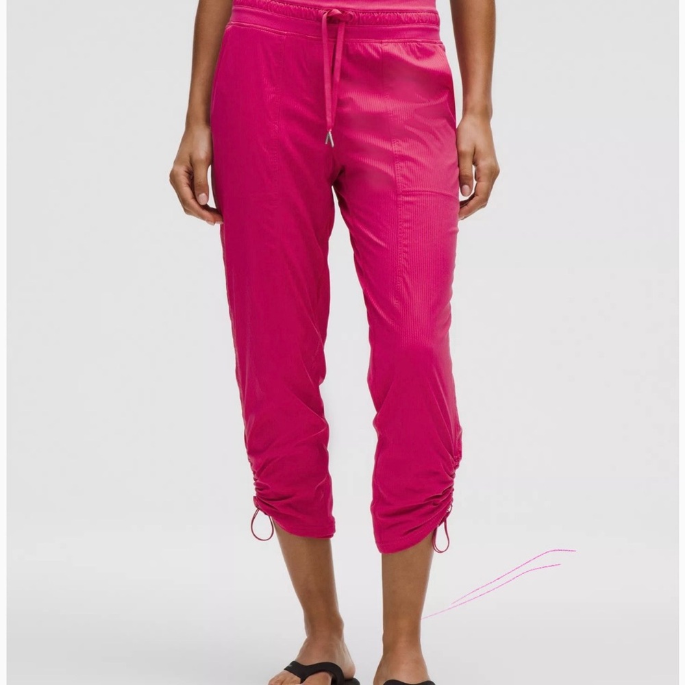 Lululemon Athletica Vibrant Pink Capri Pants size 4 Like new